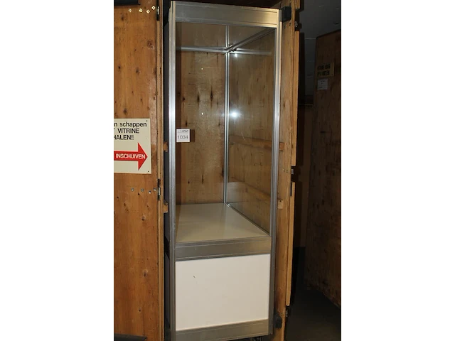 Vitrinekast hoog model op vier wielen, afmeting 100 cm x 63 cm x 250 cm - afbeelding 2 van  2