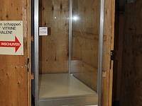 Vitrinekast hoog model op vier wielen, afmeting 100 cm x 63 cm x 250 cm - afbeelding 2 van  2