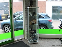 Vitrinekast met meetapparatuur - afbeelding 1 van  10