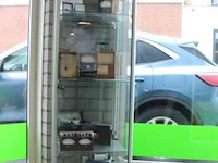 Vitrinekast met meetapparatuur - afbeelding 3 van  10