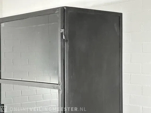 Vitrinekast – zwart metaal – glazen deuren - afbeelding 3 van  7