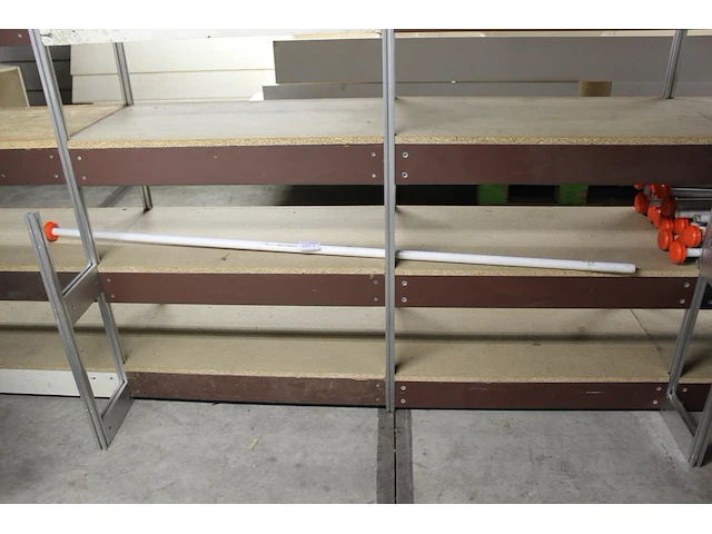 Vlaggenmasten op schap, circa 35 stuks met lengte 200 cm. - afbeelding 1 van  3