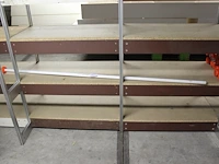 Vlaggenmasten op schap, circa 35 stuks met lengte 200 cm. - afbeelding 1 van  3