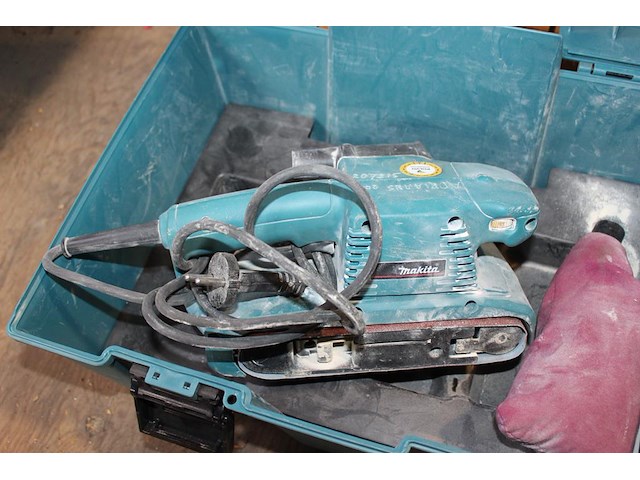 Vlakschuurmachine makita in kunststof koffer. - afbeelding 3 van  3