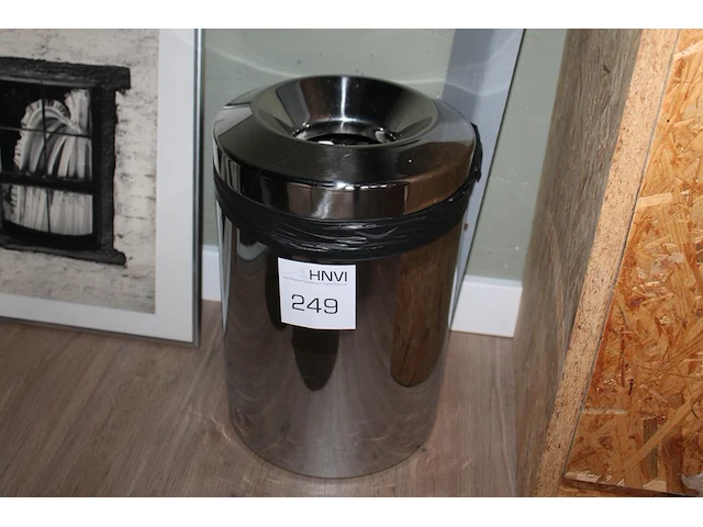Vlamdovende prullenbak brabantia met hoogte 38 cm. - afbeelding 1 van  1