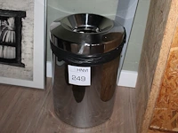 Vlamdovende prullenbak brabantia met hoogte 38 cm.