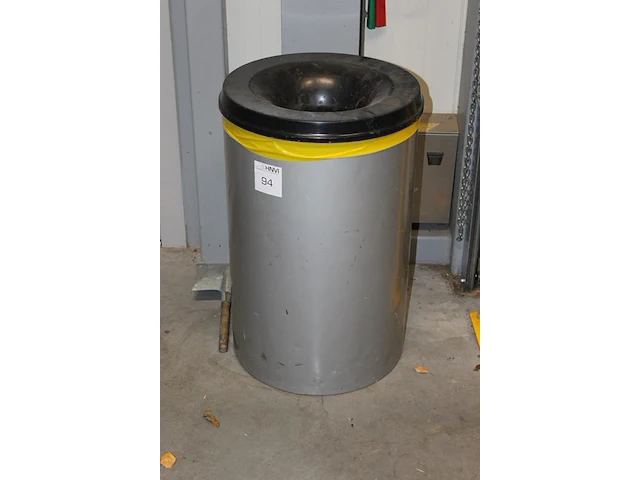 Vlamdovende prullenbak. hoogte 73cm. - afbeelding 1 van  2