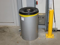 Vlamdovende prullenbak. hoogte 73cm. - afbeelding 2 van  2