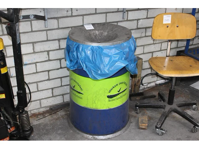 Vlamdovende prullenbak. hoogte 82 cm. - afbeelding 1 van  2