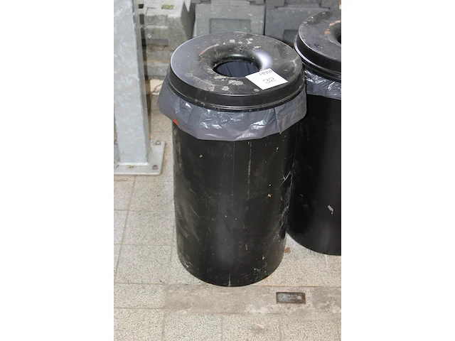 Vlamdovende prullenbak met doorsnede 33 cm en hoogte 63 cm. - afbeelding 2 van  2