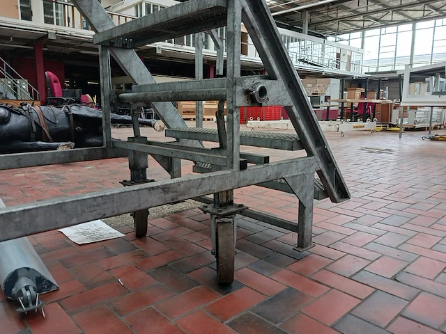 Vliegtuigtrap met bordes - afbeelding 13 van  18