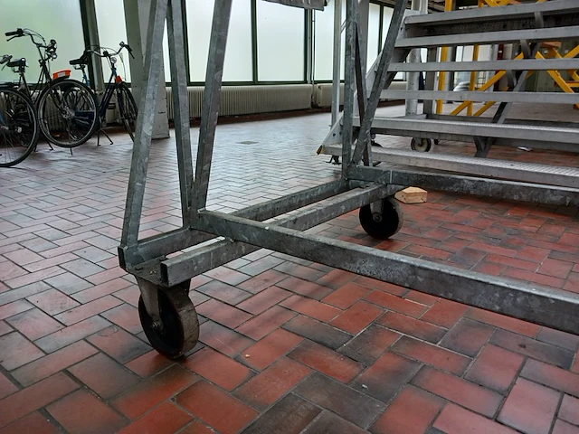 Vliegtuigtrap met bordes - afbeelding 14 van  18
