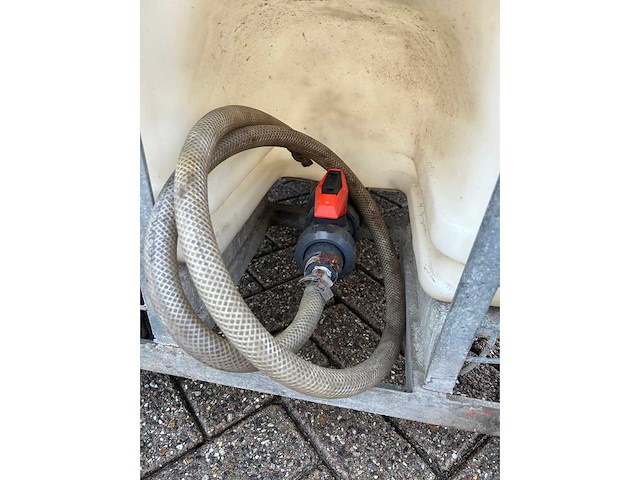 Vloeistoftank in frame - afbeelding 4 van  8