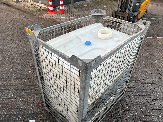 Vloeistoftank in frame - afbeelding 8 van  8