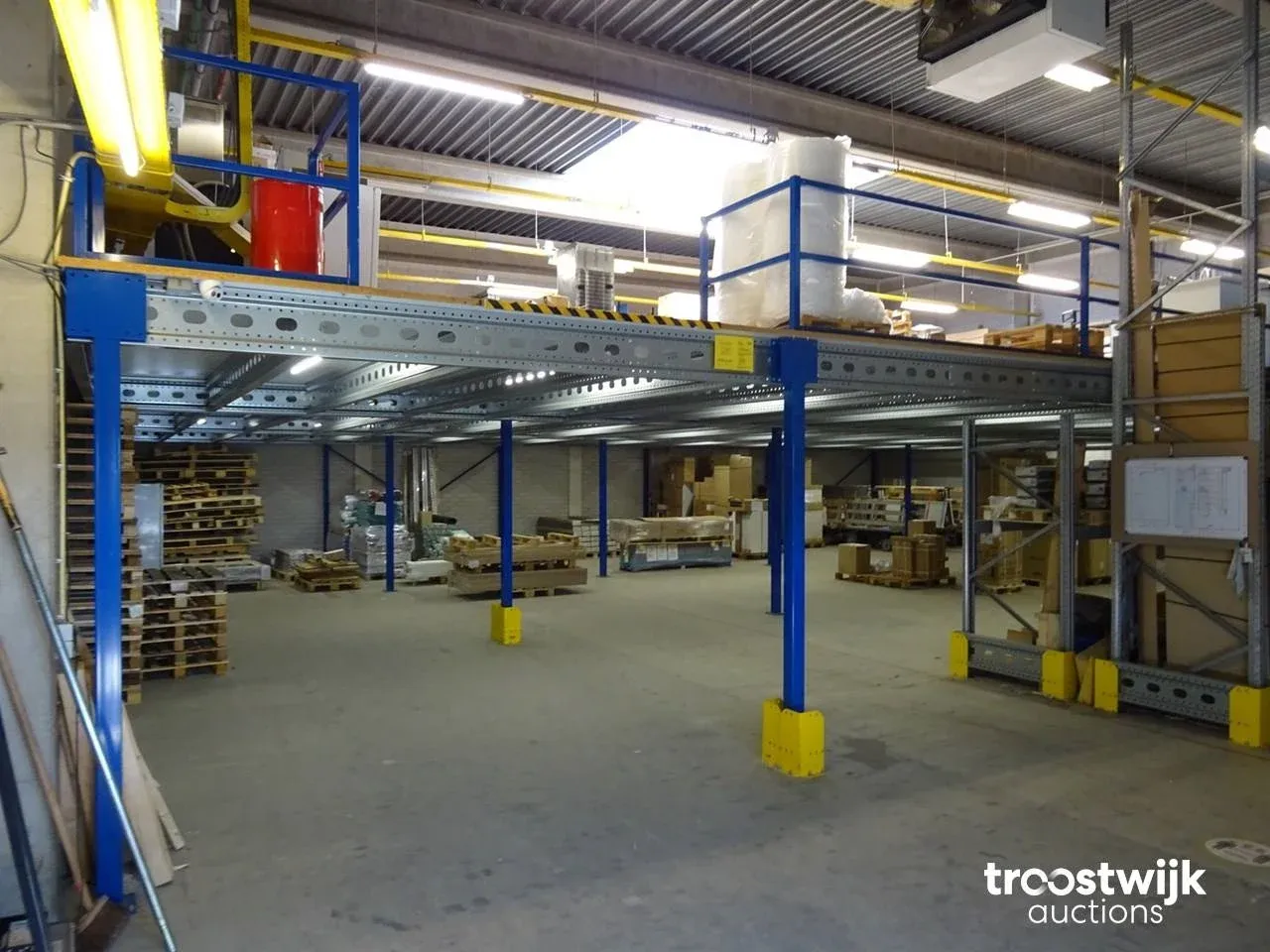 Vloeren, apparatuur en magazijn uit faillissement stox