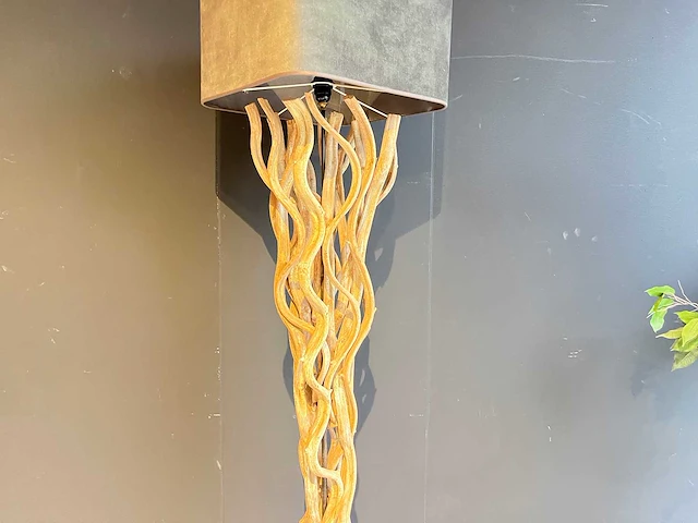 Vloerlamp met voet van lianen - afbeelding 3 van  5