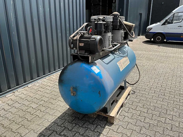 Vlt zuigercompressor 1000 liter tank - afbeelding 9 van  13
