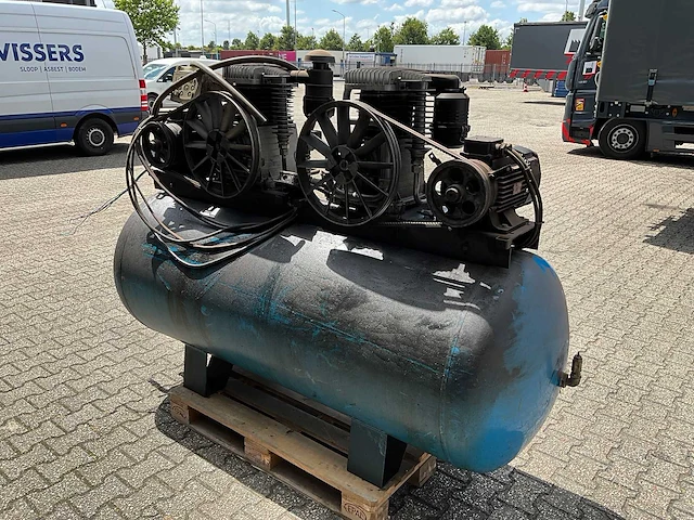 Vlt zuigercompressor 1000 liter tank - afbeelding 10 van  13