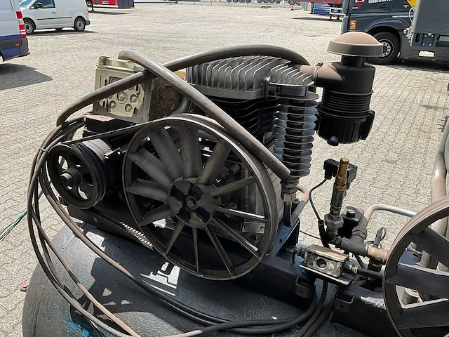 Vlt zuigercompressor 1000 liter tank - afbeelding 11 van  13