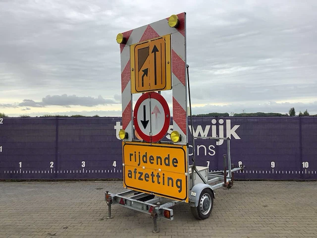 Vluckstrookwagen/voorwaarschuwingswagen - afbeelding 1 van  11
