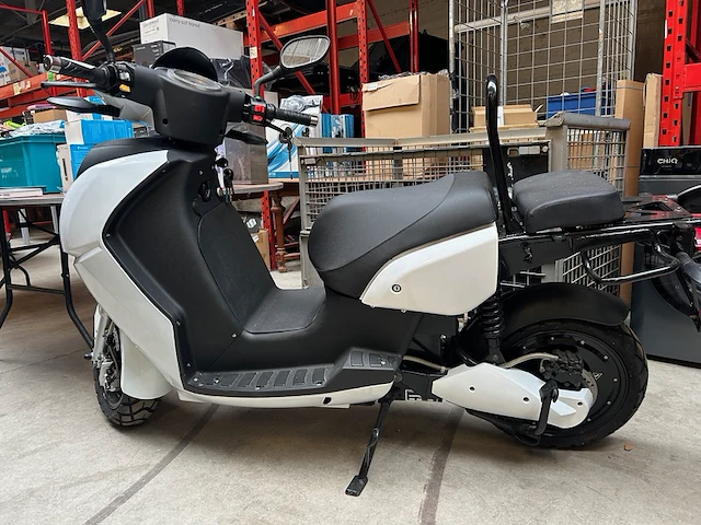 Vmoto elektrische scooter 45 km p/u wit - afbeelding 1 van  13