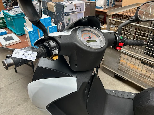Vmoto elektrische scooter 45 km p/u wit - afbeelding 6 van  13