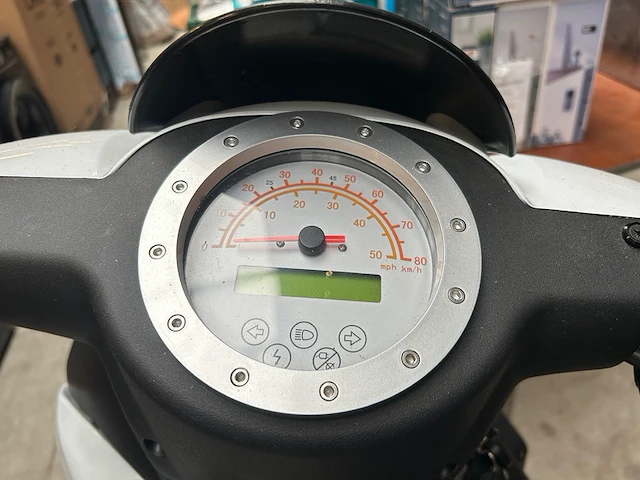 Vmoto elektrische scooter 45 km p/u wit - afbeelding 13 van  13