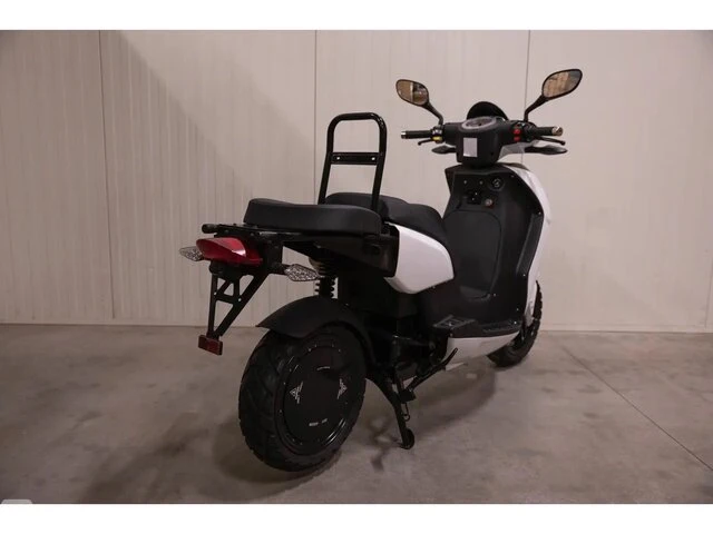 Vmoto elektrische scooter - afbeelding 6 van  8