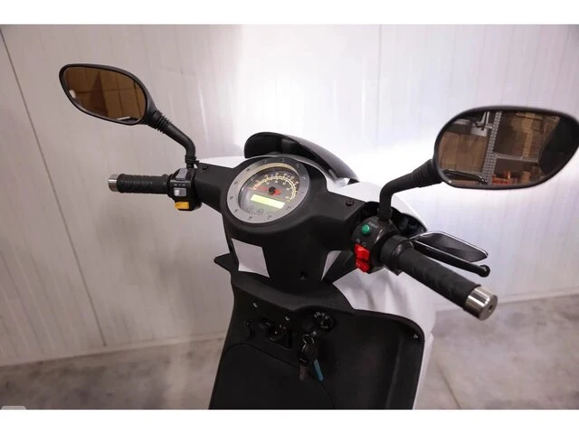 Vmoto elektrische scooter - afbeelding 8 van  8