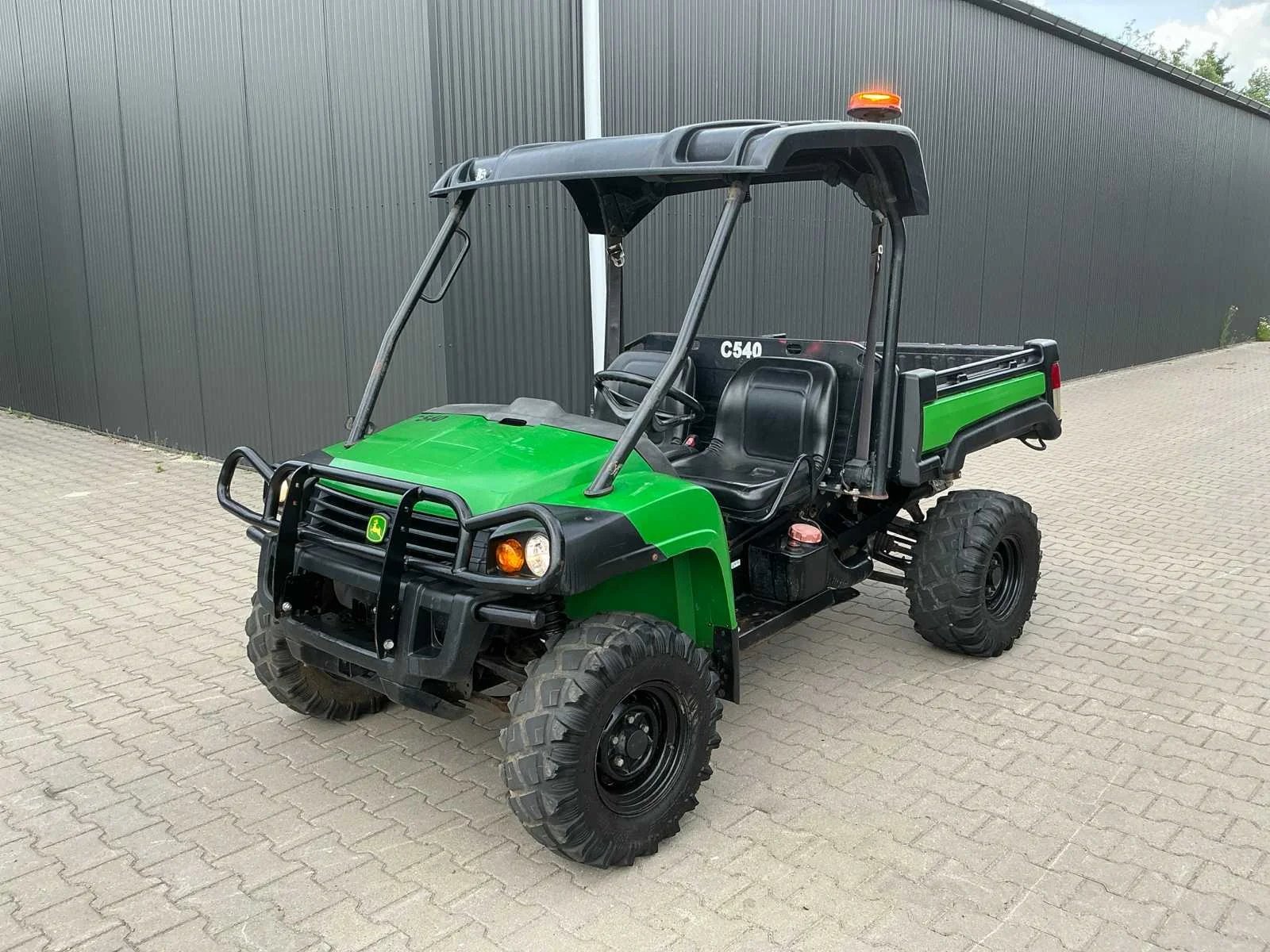 Voertuigen, heftrucks, bouwmachines, staalconstructies, shelters, aanbouwdelen, buitenkeukens en gereedschappen