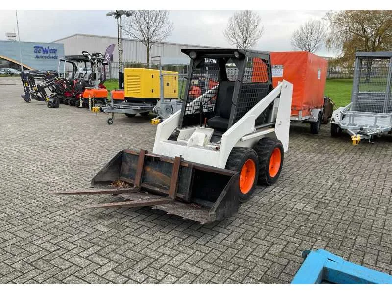 Voertuigen, machines, gereedschappen en keramiek tegels