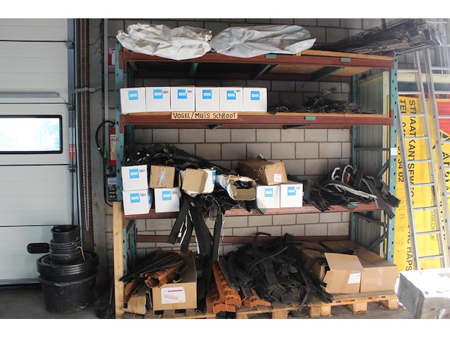 Vogel- en muisschroten in diverse maten en uitvoering in stelling. - afbeelding 1 van  5