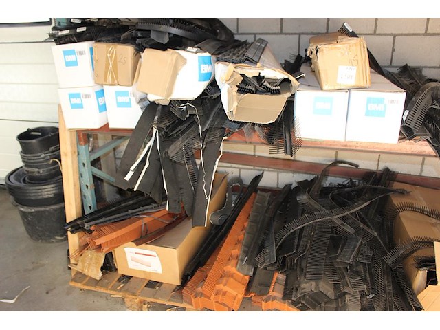 Vogel- en muisschroten in diverse maten en uitvoering in stelling. - afbeelding 3 van  5