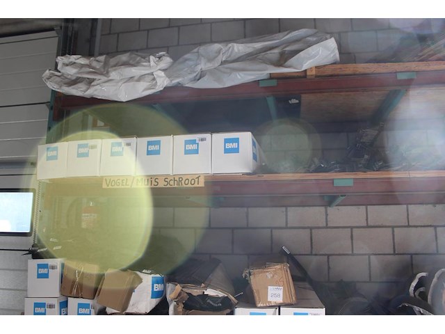 Vogel- en muisschroten in diverse maten en uitvoering in stelling. - afbeelding 4 van  5