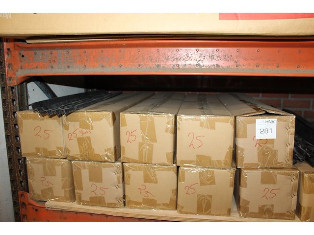 Vogel- en muisschroten in diverse maten en uitvoering in stelling. - afbeelding 1 van  3