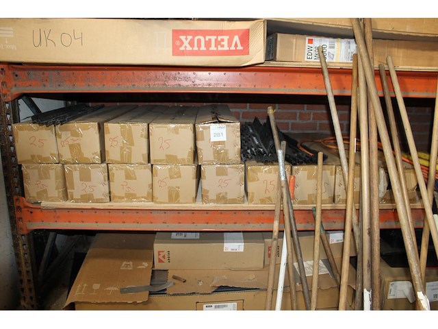 Vogel- en muisschroten in diverse maten en uitvoering in stelling. - afbeelding 2 van  3