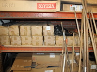 Vogel- en muisschroten in diverse maten en uitvoering in stelling. - afbeelding 2 van  3