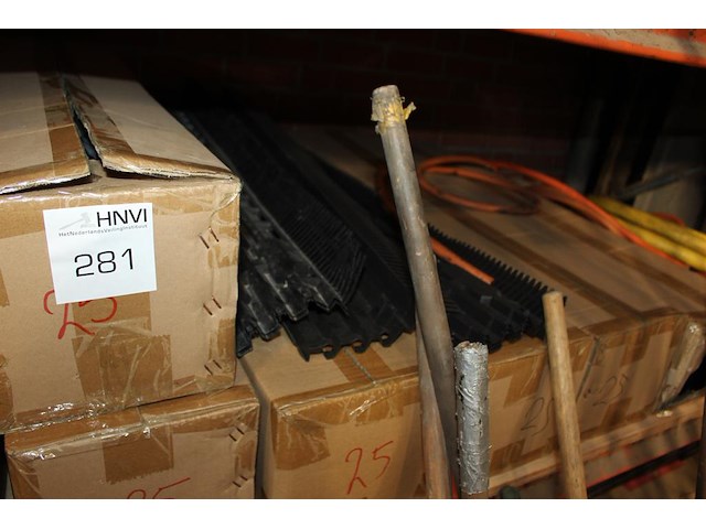 Vogel- en muisschroten in diverse maten en uitvoering in stelling. - afbeelding 3 van  3