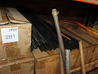 Vogel- en muisschroten in diverse maten en uitvoering in stelling. - afbeelding 3 van  3