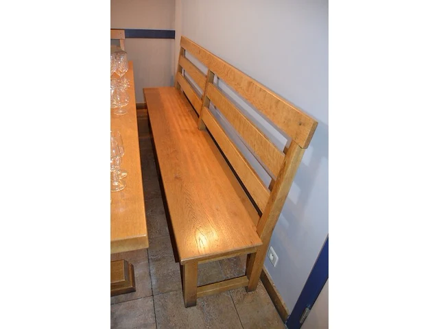 Vol eikenhouten tafel 85x244 cm met zitbank en 6 eikenhouten stoelen - afbeelding 4 van  5