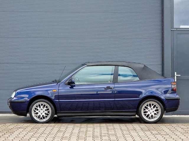 Volkswagen - 1999 - golf cabriolet - 1.8 trendline - 02-hk-dd - afbeelding 2 van  22