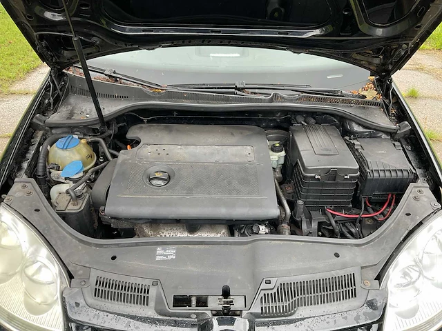 Volkswagen - 2004 - golf - personenauto - afbeelding 13 van  35
