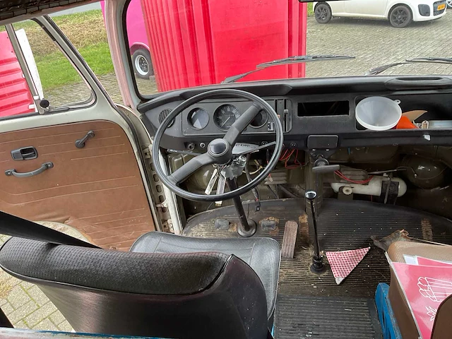 Volkswagen - foodtruck - afbeelding 21 van  29