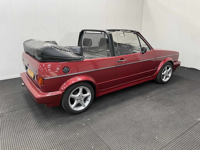 Volkswagen - golf - cabriolet - oldtimer - 1983 - afbeelding 12 van  36