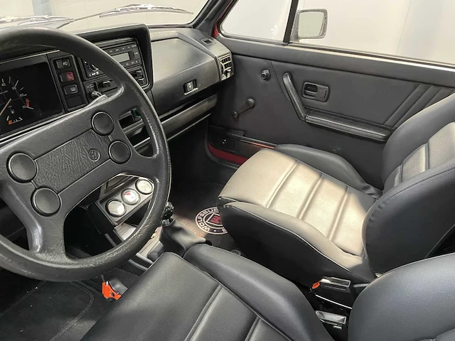 Volkswagen - golf - cabriolet - oldtimer - 1983 - afbeelding 20 van  36