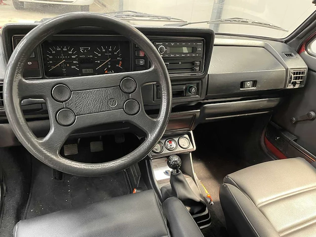 Volkswagen - golf - cabriolet - oldtimer - 1983 - afbeelding 21 van  36
