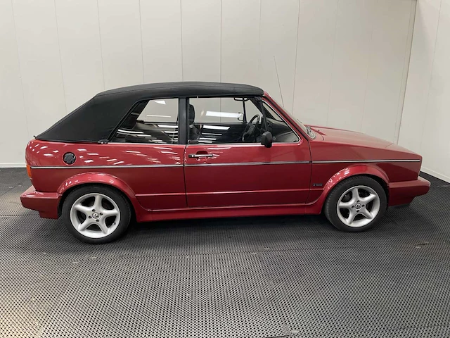 Volkswagen - golf - cabriolet - oldtimer - 1983 - afbeelding 9 van  36