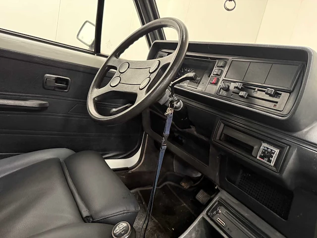 Volkswagen - golf 1 - martini uitgevoerd - oldtimer - 1983 - afbeelding 8 van  34