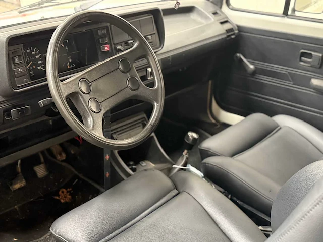 Volkswagen - golf 1 - martini uitgevoerd - oldtimer - 1983 - afbeelding 9 van  34