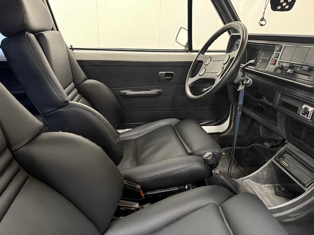 Volkswagen - golf 1 - martini uitgevoerd - oldtimer - 1983 - afbeelding 10 van  34